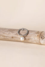 Anello argentato con perla d'acqua dolce