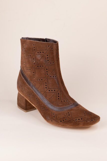 Tronchetto in suede traforato con profilo in pelle Kudetà